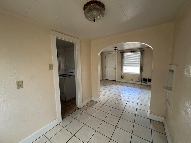 Building Photo - 806-A E Lockhart Ave