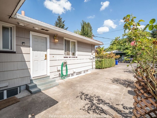 Building Photo - 2225 SE 77th Ave