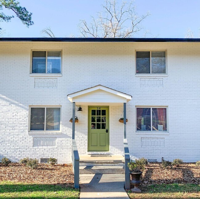 Building Photo - Discover your ideal urban retreat!