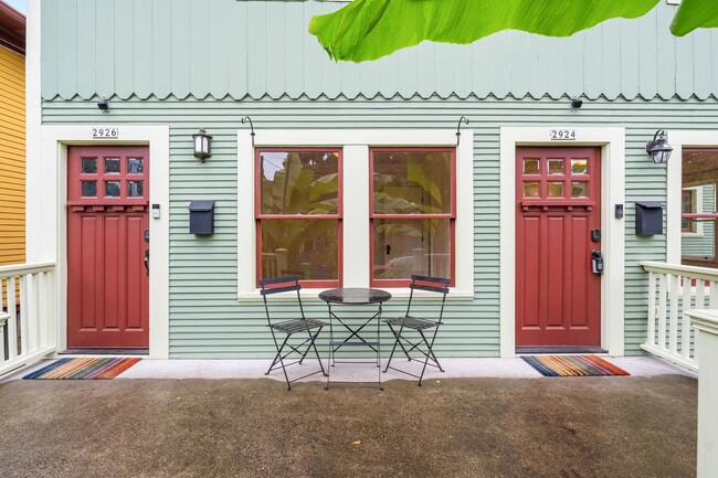 Building Photo - Beautiful 2-bdrm/1-bath main-level duplex—...