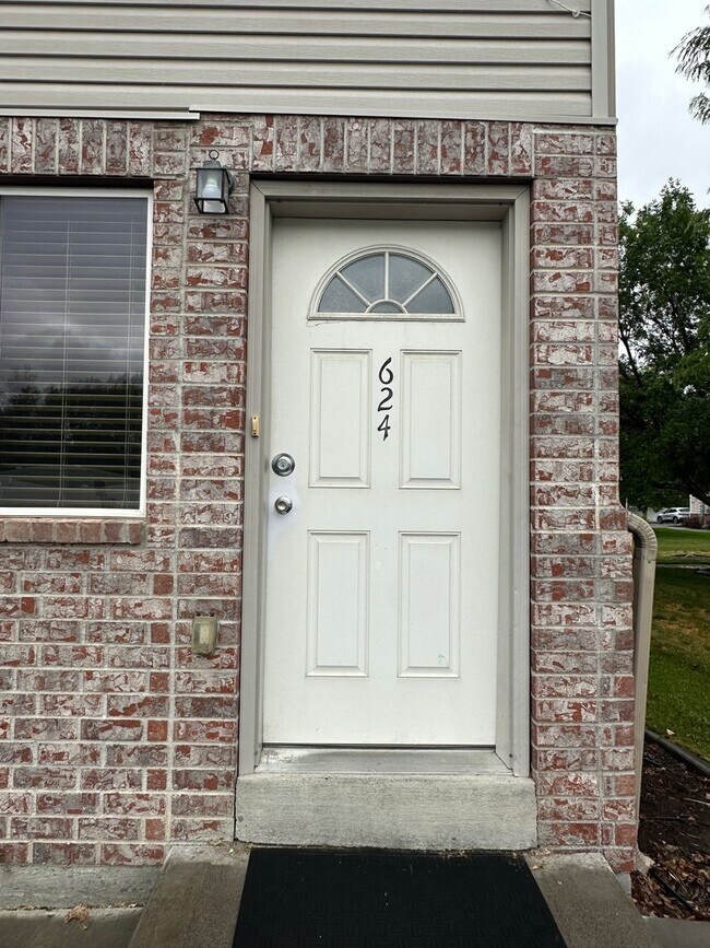 Building Photo - Cute and Cozy 2 Bed, 1.5 Bath Townhome in the Meadows!