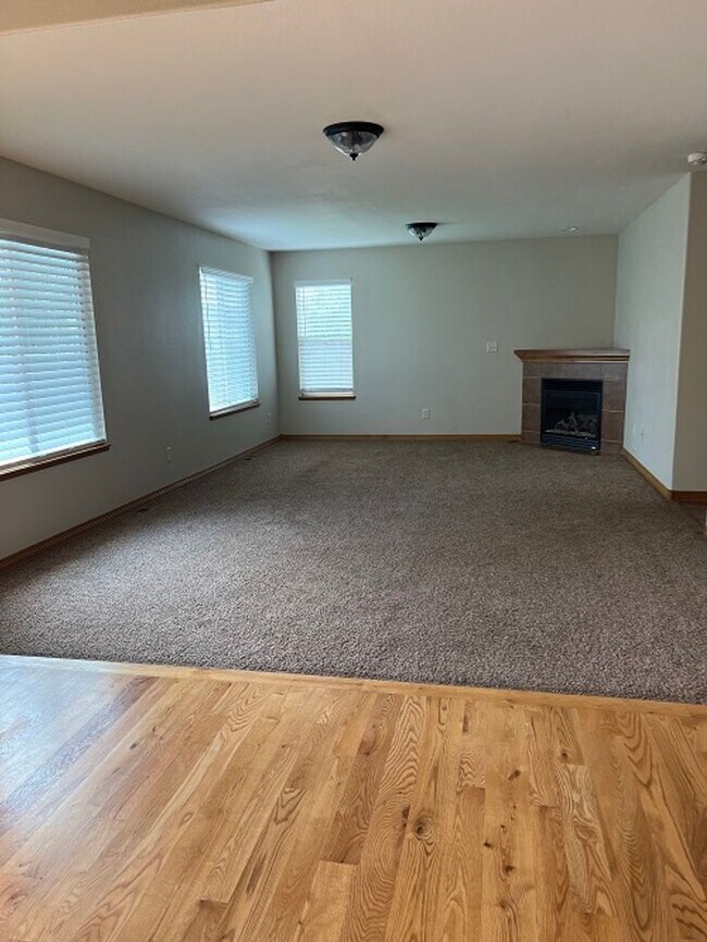 Foto del edificio - Spacious 5-Bedroom Home with Finished Basement and 3-Car Garage in Wellington