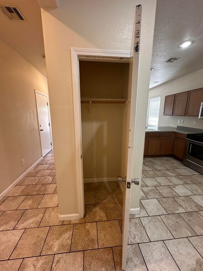 Foto del edificio - 3 bedroom Home in Henderson Gated Community!!