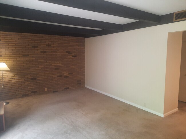 Large livingroom - 4336 Sunray Rd