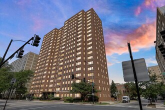 Building Photo - 2909 N Sheridan Rd