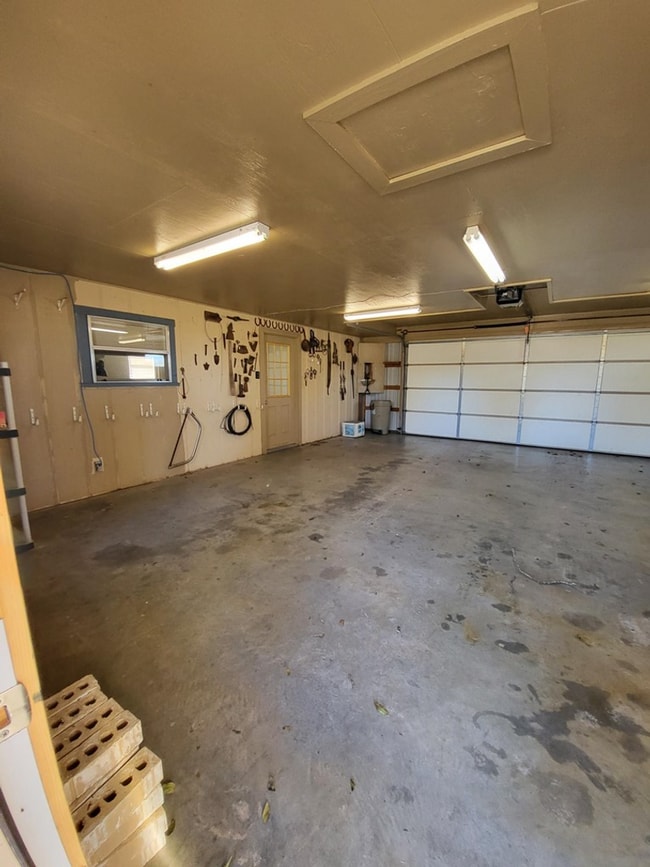 Building Photo - FOR LESE!! Country Living