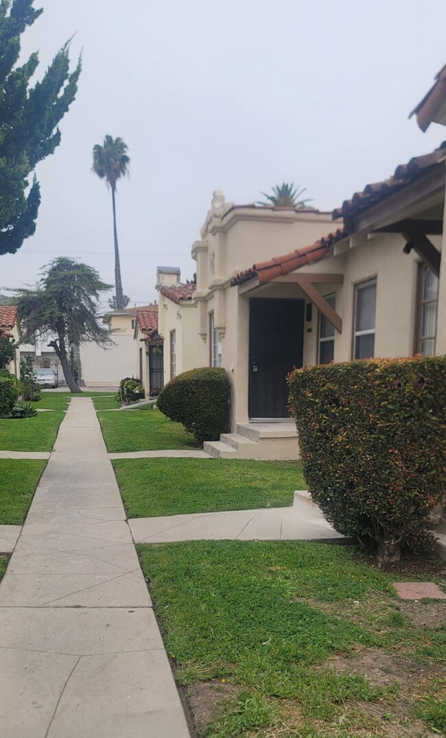 Building Photo - 6029 S Victoria Ave