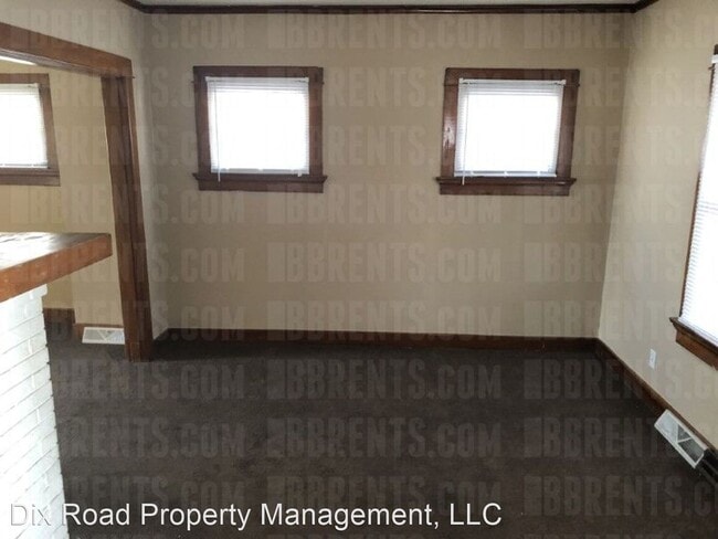 Building Photo - 3 br, 1 bath House - 216 East Hillcrest Av...