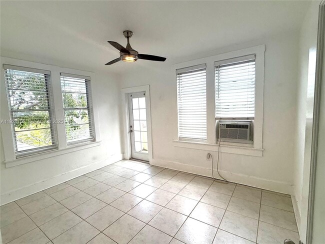 Foto del edificio - 586 NE 62nd St