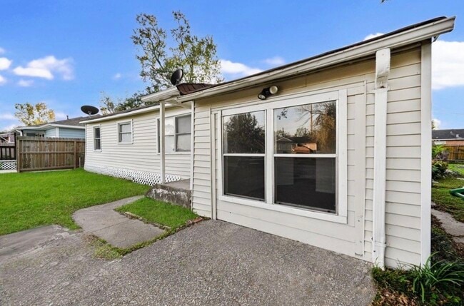Building Photo - 9306 Chesterfield Dr