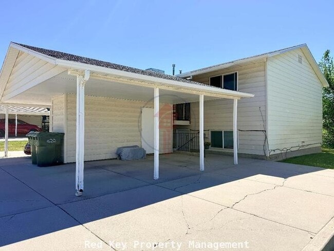 Building Photo - Noble Rd. Duplex