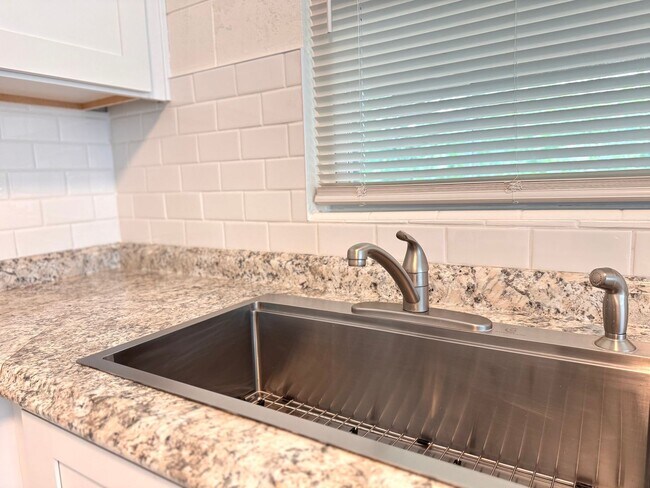 Building Photo - One Bedroom Duplex in Clermont!
