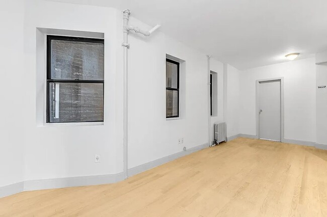 Building Photo - 406 W 48th St