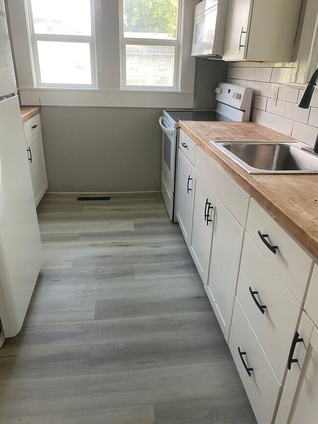 Foto del edificio - 4 bedroom House On Lasalle St!