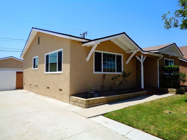 Building Photo - Coming Soon-Remodeled 3 Bed 2 Bath Home Fo...