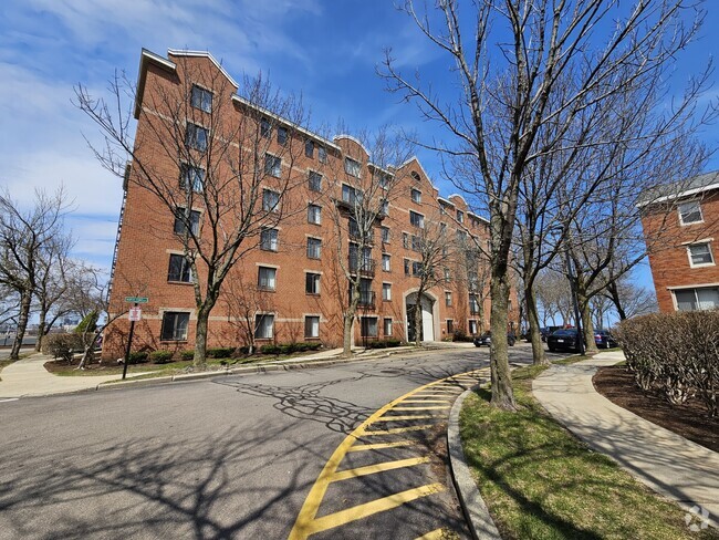 Building Photo - 65 N Point Dr