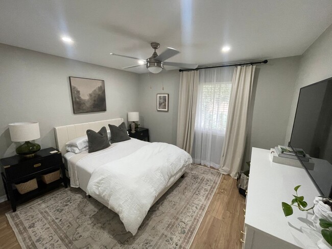 Building Photo - Completely renovated 2/1 on Golf Course!