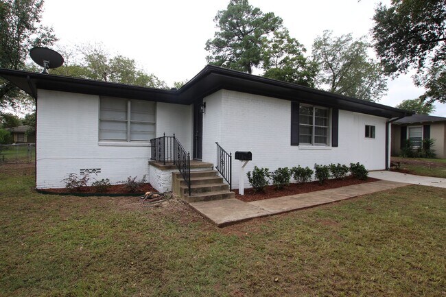 Foto del edificio - Coming Soon! Beautiful 4 Bedroom, 1.5 Bathroom Home in Tyler!