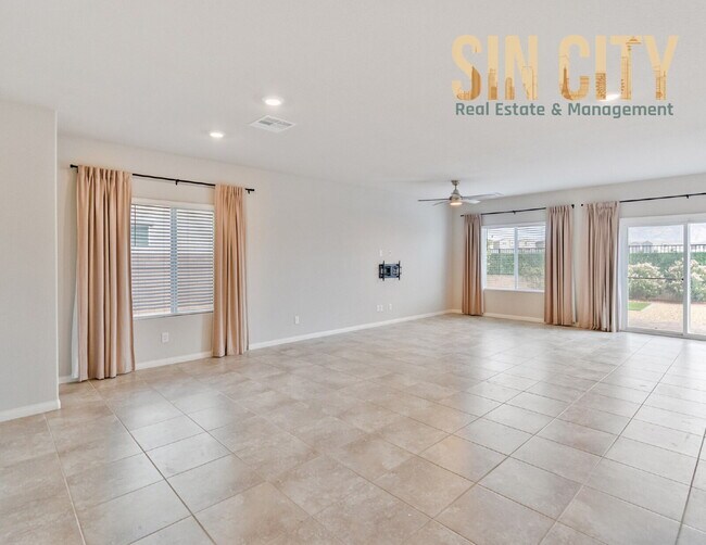 Foto del edificio - "Spacious 4-Bedroom Oasis with 2.5 Baths i...