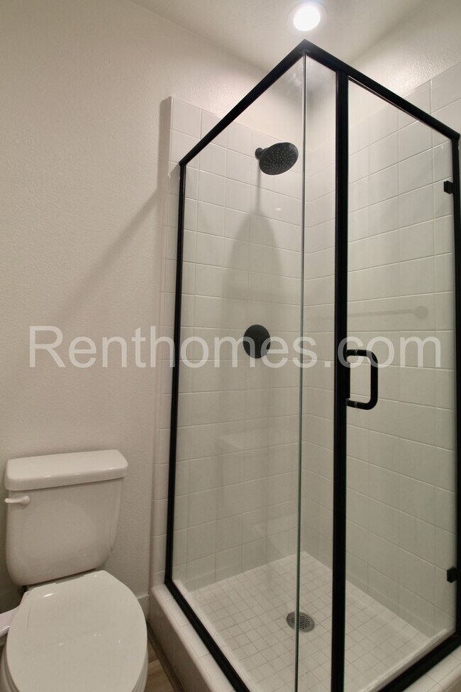 Building Photo - 1710 Discovery Falls Dr