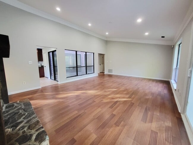 Foto del edificio - 4715 Cricklewood Ln