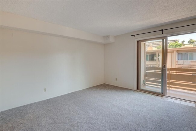 Building Photo - Fantastic 1 Bedroom Condo in Point Loma!!