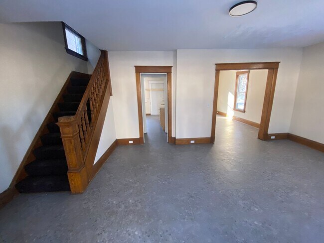 Foto del edificio - Large Downtown 4 Bedroom House