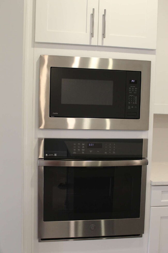 Building Photo - Exquisite 3-Bed Townhouse in Moon Township with Scenic Views & Modern Finishes!