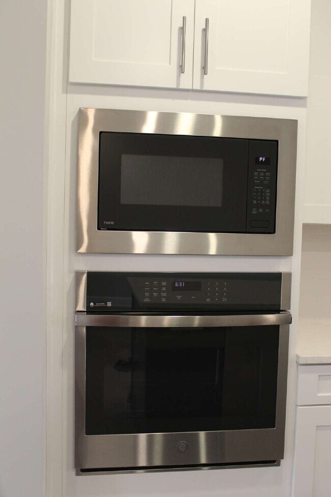 Foto del edificio - Exquisite 3-Bed Townhouse in Moon Township with Scenic Views & Modern Finishes!