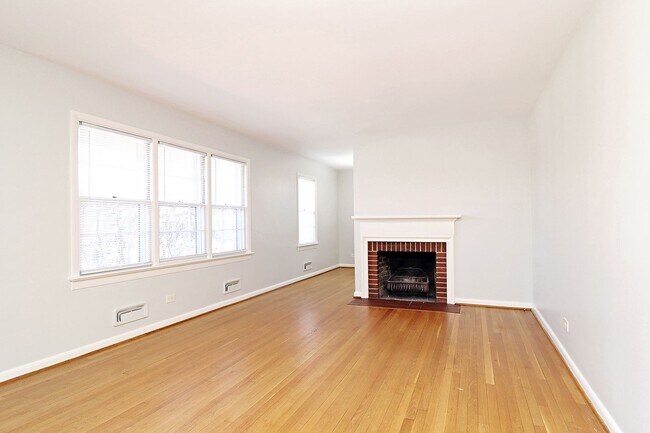 Building Photo - Pet Friendly Fry's Spring Home