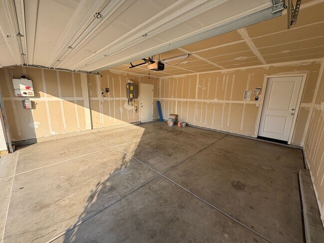 Building Photo - NW Visalia Home Near Shopping Center Available Now!
