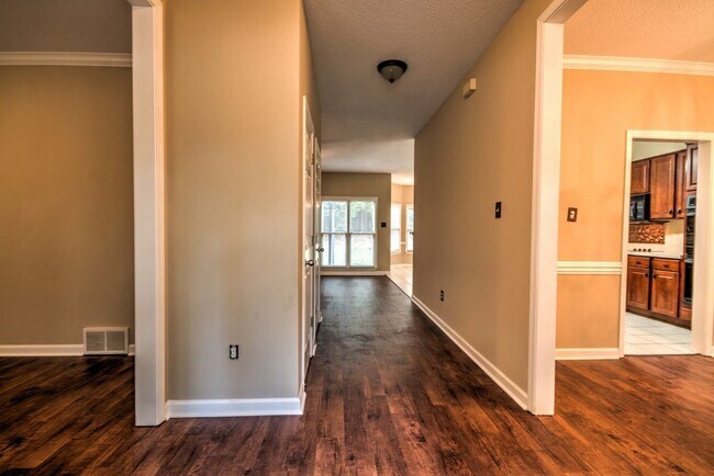 Building Photo - Luxury Lakeland Home