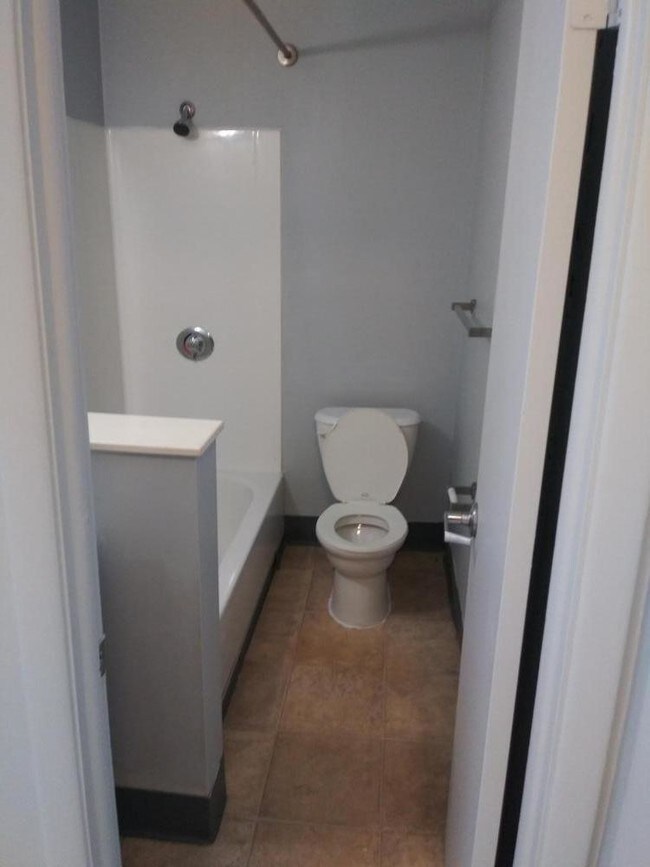 Building Photo - 2 bedroom in Cleveland OH 44102