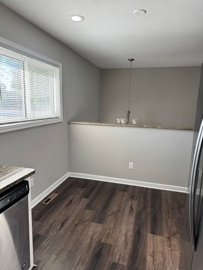 Building Photo - 3 Bed/2 Bath Townhouse near Downtown Shakopee- Available Now!