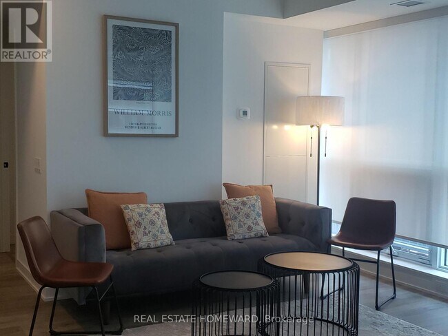 Photo du bâtiment - 327 King St W