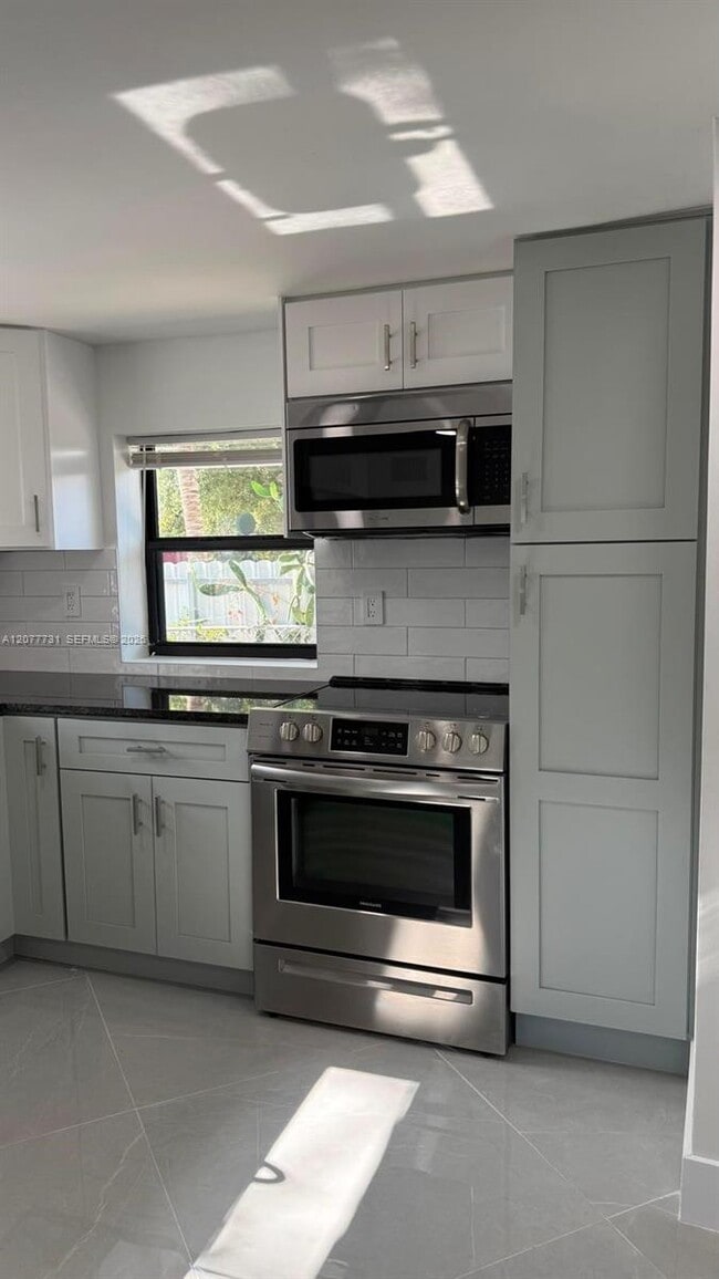 Building Photo - 305 NE 58th Terrace
