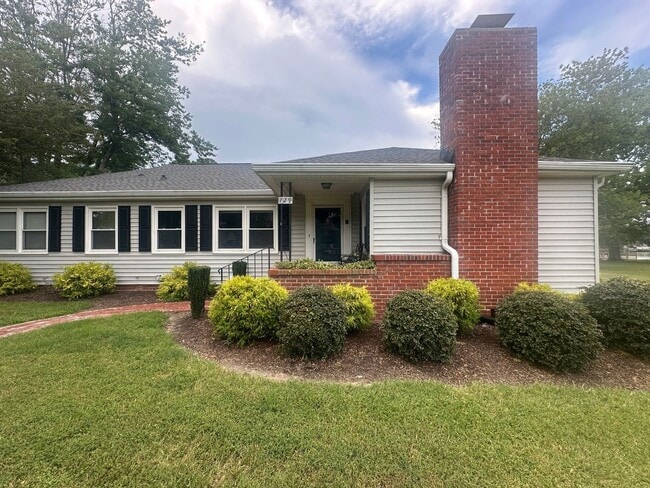 Building Photo - Call Amanda Tate at 757-289-6810 for more ...