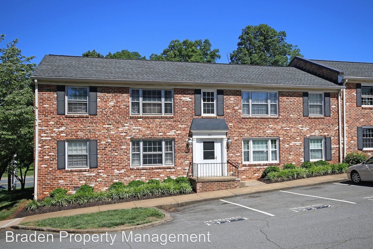 Primary Photo - 133 Hessian Hills Cir