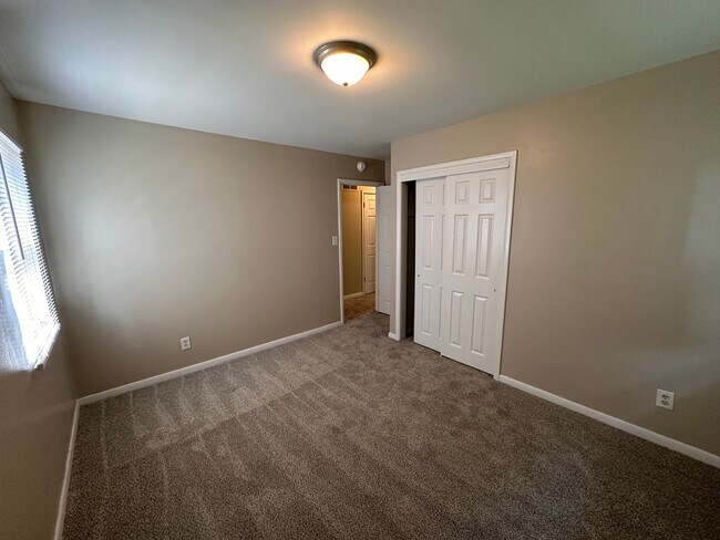 Foto del edificio - NEWLY REMODELED!! 3 bed 1 bath North East Indy