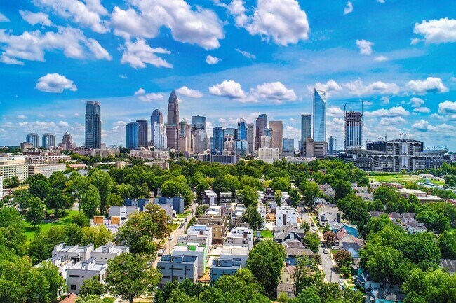 Uptown Charlotte está a 15 minutos en auto desde nuestra comunidad. - Windsor Addison Park