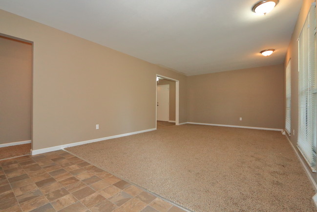 Building Photo - 2040 Jenner Ln