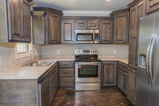 Building Photo - 4 Bed 2 Bath