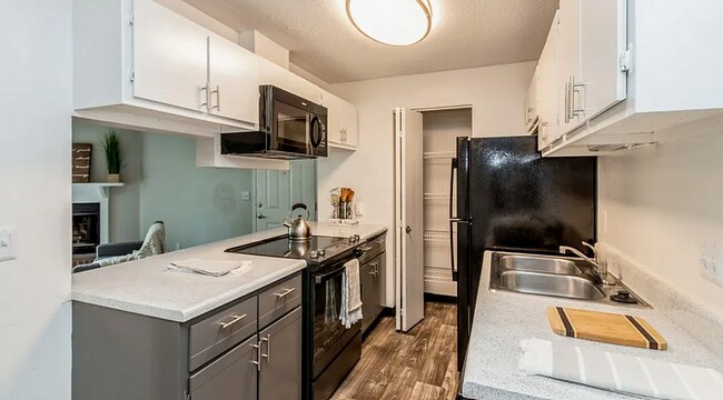 Cocina con electrodomésticos negros - ReNew Cross Creek