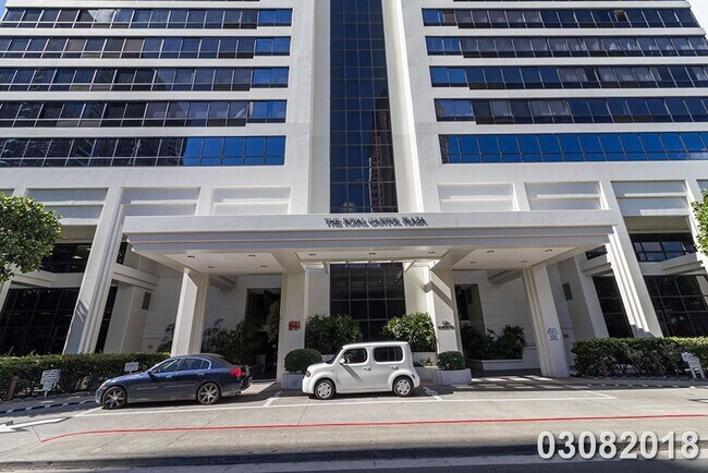 Foto del edificio - $3,500 / 2br - 896ft2 - Renovated and Modern 2BR/2BA/1PKG unit in the Royal Capito