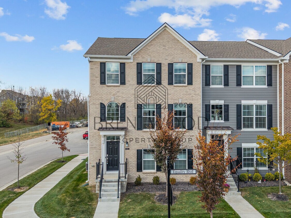 Foto principal - Move-In Ready Modern Townhome in Sought-Af...