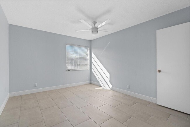 Building Photo - 221 Normandy Ln