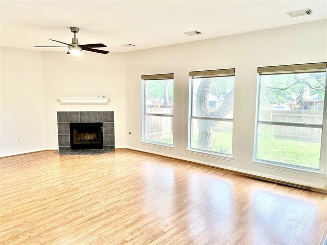 Building Photo - 6400 La Carman Ln
