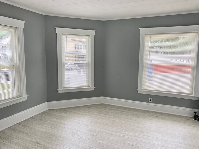 Building Photo - 171 Oak St