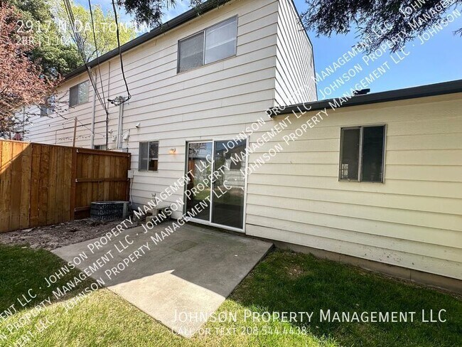 Building Photo - Charming Townhome-Style Apartments with La...