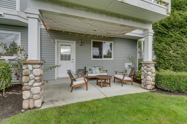 Foto del edificio - Beautiful open layout 2-level townhome!